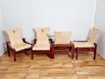 Suite de quatre chauffeuses en bois teinté et chêne clair, vers 1980