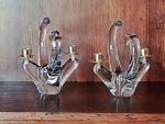 SCHNEIDER- Paire de bougeoirs en cristal à 2 lumières , vers 1960 Description
