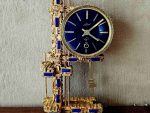 Jewel clock in gilded metal and blue glass plates, signed SCHMID-SCHLENKER, West Germany, circa 1970